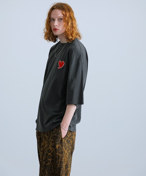 Revo.（レボ）の「Revo. ハートエンブロイ ピグメント加工 半袖Tシャツ（Tシャツ/カットソー・メンズ・ブラック×レッド・2/1）」の4枚目の写真