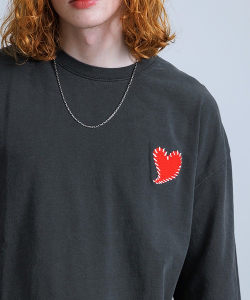 Revo.（レボ）の「Revo. ハートエンブロイ ピグメント加工 半袖Tシャツ（Tシャツ/カットソー・メンズ・ブラック×レッド・2/1）」の5枚目の写真