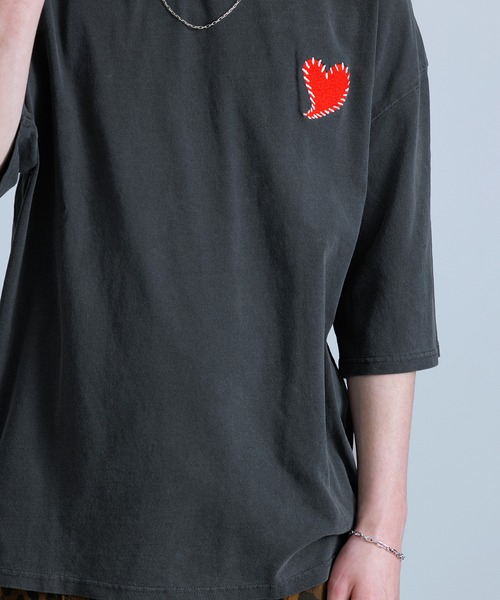 Revo.（レボ）の「Revo. ハートエンブロイ ピグメント加工 半袖Tシャツ（Tシャツ/カットソー・メンズ・ブラック×レッド・2/1）」の6枚目の写真