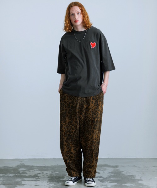 Revo.（レボ）の「Revo. ハートエンブロイ ピグメント加工 半袖Tシャツ（Tシャツ/カットソー・メンズ・ブラック×レッド・2/1）」の7枚目の写真