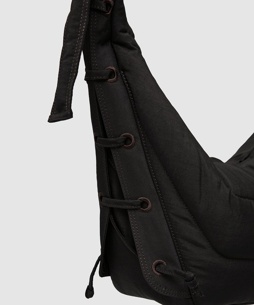 LEMAIRE(ルメール)の「MEDIUM SOFT GAME BAG(ショルダーバッグ・メンズ・ブラウン/ブラウン系その他/グレー・ONE SIZE)」の6枚目の写真