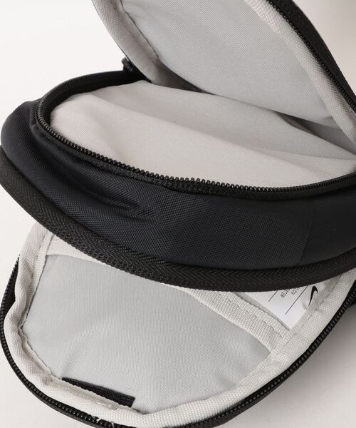 NIKE(ナイキ)の「NIKE ナイキ U COMMUTE CRSBDY REF バッグ IQ1279 010BLACK/RFLSLV(ボディバッグ/ウエストポーチ・メンズ・ブラック・FREE)」の3枚目の写真