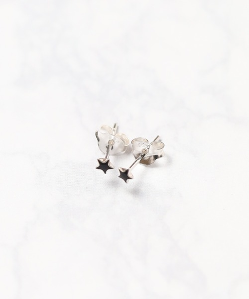 Chick（チック）の「【es】シルバー925　ミニ ドットピアス（ピアス（両耳用）・レディース・パープル系その他/レッド系その他/ブルー系その他/イエロー系その他/イエロー系その他2/レッド/ピンク/ブラック系その他2/ブルー系その他2/ブラック系その他/ブラック/ホワイト/ターコイズブルー・FREE）」の3枚目の写真
