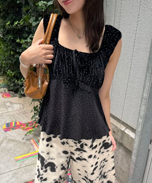 CIAOPANIC(チャオパニック)の「(ドット柄/花柄)ショルダーギャザーベロアビスチェ(Tシャツ/カットソー・レディース・ベージュ/レッド系その他/オレンジ/ブラック系その他/レッド/ブラック・ONE SIZE)」の2枚目の写真