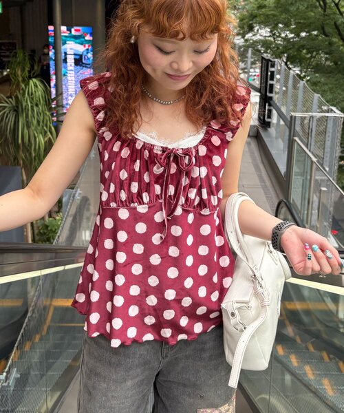 CIAOPANIC(チャオパニック)の「(ドット柄/花柄)ショルダーギャザーベロアビスチェ(Tシャツ/カットソー・レディース・ベージュ/レッド系その他/オレンジ/ブラック系その他/レッド/ブラック・ONE SIZE)」の4枚目の写真