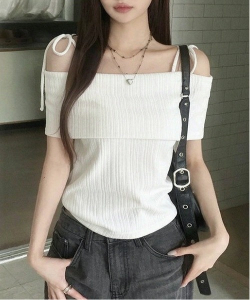 FREE STYLISTS(フリー スタイリスト)の「オフショルダー リボンタイ ニット トップス(Tシャツ/カットソー・レディース・ホワイト・M/S)」の1枚目の写真