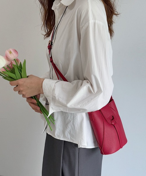 VIBGYOR(ヴィブジョー)の「urbanfemine./バケツ型 ミニショルダーバッグ レディース 合成皮革 縦型 スマホショルダー U7638(ショルダーバッグ・レディース・イエロー/ブラック/ホワイト・FREE)」の7枚目の写真