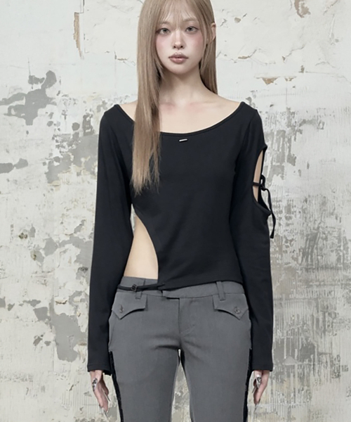 ETRE AU SOMMET(エトレオソメ)の「String Panel Point Long Sleeve (Black)(Tシャツ/カットソー・レディース・ブラック・FREE)」の1枚目の写真