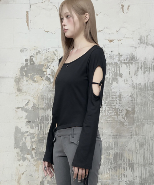 ETRE AU SOMMET(エトレオソメ)の「String Panel Point Long Sleeve (Black)(Tシャツ/カットソー・レディース・ブラック・FREE)」の3枚目の写真