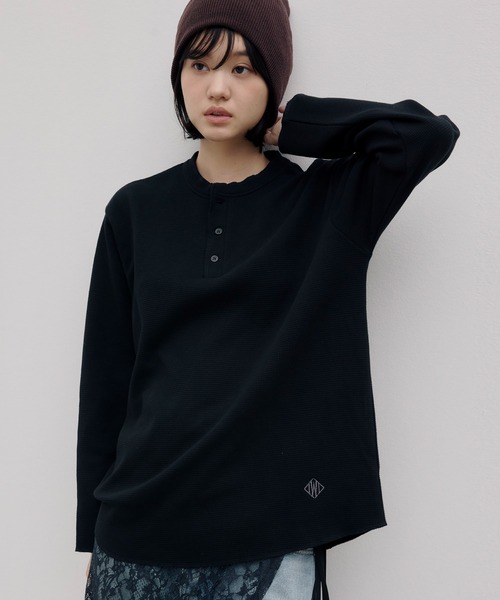 DAWNCE（ダウンス）の「【AKI・三嶋ひな 着用】ヘンリーネックワッフルロンＴ（Tシャツ/カットソー・メンズ・ホワイト/ブラック・L/M）」の2枚目の写真