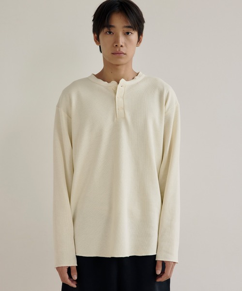 DAWNCE（ダウンス）の「【AKI・三嶋ひな 着用】ヘンリーネックワッフルロンＴ（Tシャツ/カットソー・メンズ・ホワイト/ブラック・L/M）」の20枚目の写真