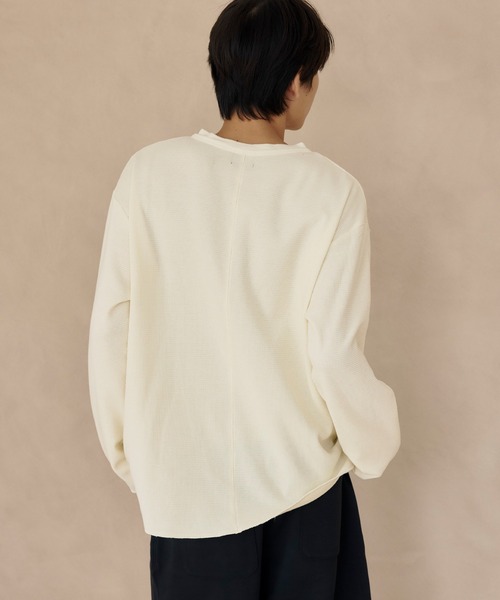DAWNCE（ダウンス）の「【AKI・三嶋ひな 着用】ヘンリーネックワッフルロンＴ（Tシャツ/カットソー・メンズ・ホワイト/ブラック・L/M）」の22枚目の写真