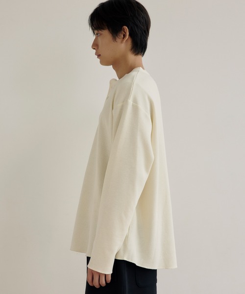 DAWNCE（ダウンス）の「【AKI・三嶋ひな 着用】ヘンリーネックワッフルロンＴ（Tシャツ/カットソー・メンズ・ホワイト/ブラック・L/M）」の21枚目の写真