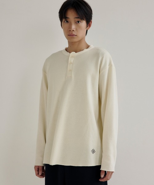 DAWNCE（ダウンス）の「【AKI・三嶋ひな 着用】ヘンリーネックワッフルロンＴ（Tシャツ/カットソー・メンズ・ホワイト/ブラック・L/M）」の18枚目の写真
