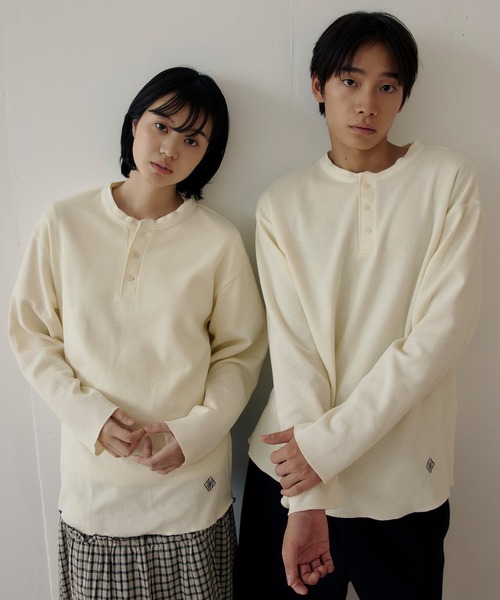 DAWNCE（ダウンス）の「【AKI・三嶋ひな 着用】ヘンリーネックワッフルロンＴ（Tシャツ/カットソー・メンズ・ホワイト/ブラック・L/M）」の16枚目の写真