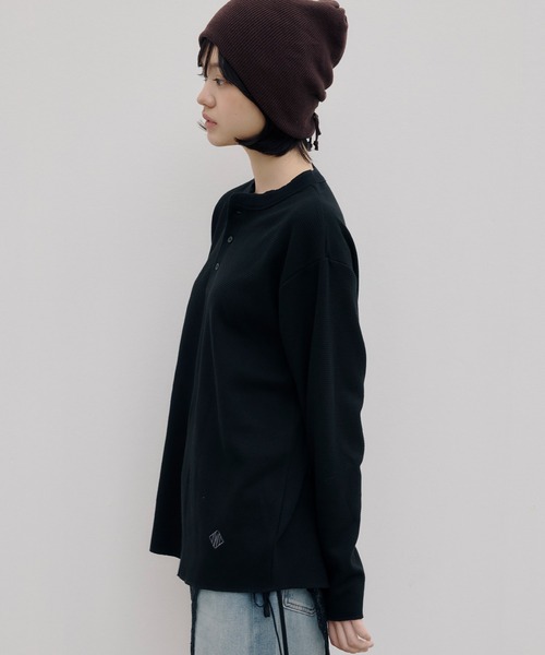 DAWNCE（ダウンス）の「【AKI・三嶋ひな 着用】ヘンリーネックワッフルロンＴ（Tシャツ/カットソー・メンズ・ホワイト/ブラック・L/M）」の8枚目の写真