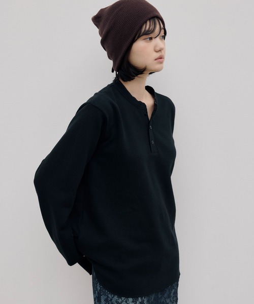 DAWNCE（ダウンス）の「【AKI・三嶋ひな 着用】ヘンリーネックワッフルロンＴ（Tシャツ/カットソー・メンズ・ホワイト/ブラック・L/M）」の3枚目の写真