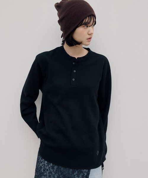 DAWNCE（ダウンス）の「【AKI・三嶋ひな 着用】ヘンリーネックワッフルロンＴ（Tシャツ/カットソー・メンズ・ホワイト/ブラック・L/M）」の4枚目の写真