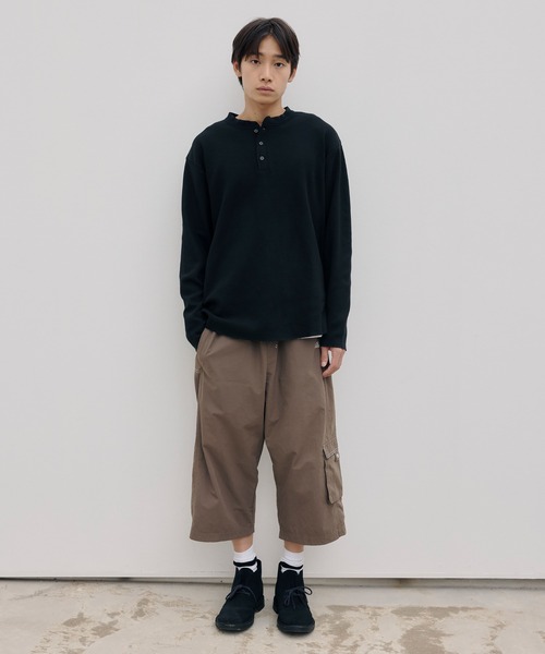 DAWNCE（ダウンス）の「【AKI・三嶋ひな 着用】ヘンリーネックワッフルロンＴ（Tシャツ/カットソー・メンズ・ホワイト/ブラック・L/M）」の9枚目の写真