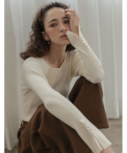 Re:EDIT（リエディ）の「[2026AW PRE ORDER][選べるネック]袖ニュアンスゴールドボタンリブニットトップス（ニット/セーター・レディース・ブラック/グレー系/ブラック系その他/ベージュ系/ブラウン系その他/レッド系その他/イエロー系その他/ホワイト系/レッド/イエロー系/ブラウン/ベージュ系その他/グレー系その他/ホワイト系その他・MEDIUM/LARGE）」の2枚目の写真