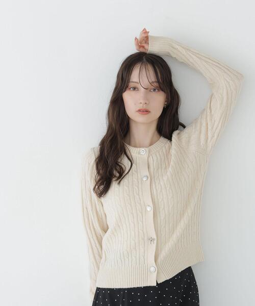 NATURAL BEAUTY BASIC（ナチュラルビューティーベーシック）の「アソートボタンケーブルカーディガン（カーディガン/ボレロ・レディース・チャコールグレー/ブルー/オフホワイト・FREE）」の2枚目の写真