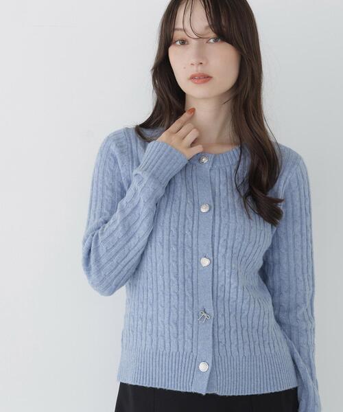 NATURAL BEAUTY BASIC（ナチュラルビューティーベーシック）の「アソートボタンケーブルカーディガン（カーディガン/ボレロ・レディース・チャコールグレー/ブルー/オフホワイト・FREE）」の3枚目の写真