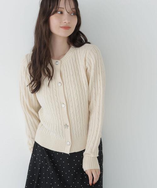 NATURAL BEAUTY BASIC（ナチュラルビューティーベーシック）の「アソートボタンケーブルカーディガン（カーディガン/ボレロ・レディース・チャコールグレー/ブルー/オフホワイト・FREE）」の5枚目の写真