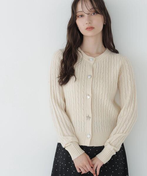 NATURAL BEAUTY BASIC（ナチュラルビューティーベーシック）の「アソートボタンケーブルカーディガン（カーディガン/ボレロ・レディース・チャコールグレー/ブルー/オフホワイト・FREE）」の9枚目の写真