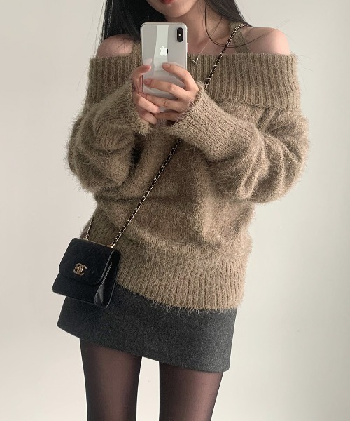 LUCPY(ラクピー)の「オフショルダー シャギーニットプルオーバー(ニット/セーター・レディース・ブラウン/ホワイト/グレー/ブラック・FREE)」の4枚目の写真