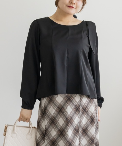 CLETTE(クレット)の「ショルダーリボンペプラムブラウス(シャツ/ブラウス・レディース・ネイビー/ブラック/ピンクベージュ・LL/4L/3L)」の2枚目の写真