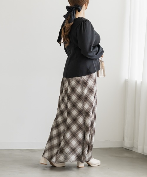 CLETTE(クレット)の「ショルダーリボンペプラムブラウス(シャツ/ブラウス・レディース・ネイビー/ブラック/ピンクベージュ・LL/4L/3L)」の6枚目の写真