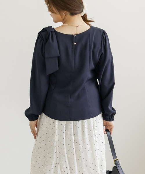 CLETTE(クレット)の「ショルダーリボンペプラムブラウス(シャツ/ブラウス・レディース・ネイビー/ブラック/ピンクベージュ・LL/4L/3L)」の8枚目の写真