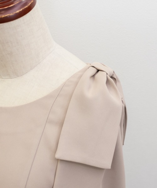 CLETTE(クレット)の「ショルダーリボンペプラムブラウス(シャツ/ブラウス・レディース・ネイビー/ブラック/ピンクベージュ・LL/4L/3L)」の16枚目の写真