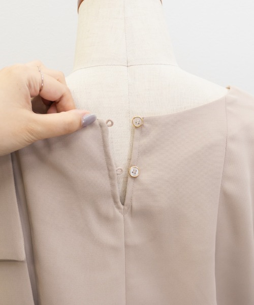 CLETTE(クレット)の「ショルダーリボンペプラムブラウス(シャツ/ブラウス・レディース・ネイビー/ブラック/ピンクベージュ・LL/4L/3L)」の17枚目の写真
