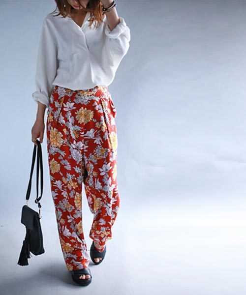 antiqua(アンティカ)の「花柄パンツ(その他パンツ・レディース・ブラック系その他/レッド系その他・FREE)」の3枚目の写真