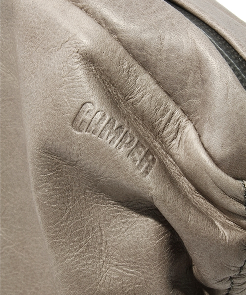 CAMPER(カンペール)の「PARERA ナナメ掛けショルダーM(ショルダーバッグ・レディース・グレー・FREE)」の4枚目の写真