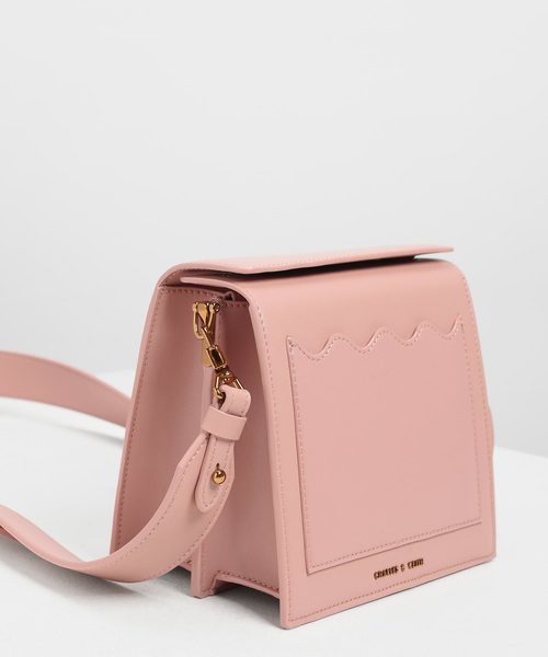 【US限定】 VS PINK ★斜め掛けクロス バック★ GUESS ゲス バッグ QG767921 FUCHSIA フューシャピンク チェーン