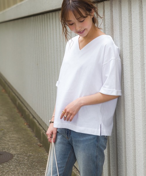 SpRay(スプレイ)の「USAコットン 袖ロールアップVネックTシャツ(Tシャツ/カットソー・レディース・ホワイト/ベージュ/カーキ/スミクロ・FREE)」の1枚目の写真