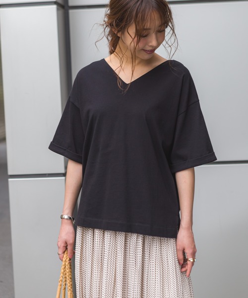 SpRay(スプレイ)の「USAコットン 袖ロールアップVネックTシャツ(Tシャツ/カットソー・レディース・ホワイト/ベージュ/カーキ/スミクロ・FREE)」の8枚目の写真
