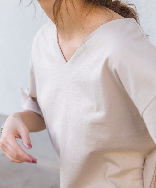 SpRay(スプレイ)の「USAコットン 袖ロールアップVネックTシャツ(Tシャツ/カットソー・レディース・ホワイト/ベージュ/カーキ/スミクロ・FREE)」の13枚目の写真