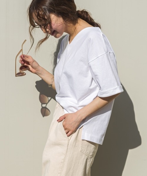 SpRay(スプレイ)の「USAコットン 袖ロールアップVネックTシャツ(Tシャツ/カットソー・レディース・ホワイト/ベージュ/カーキ/スミクロ・FREE)」の20枚目の写真