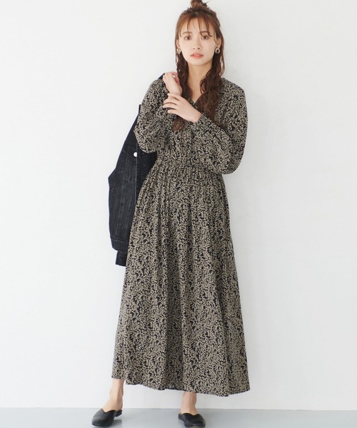 coca(coca)(コカ)の「リーフ柄ロングワンピース(ワンピース・レディース・ネイビー・ONE SIZE)」の1枚目の写真