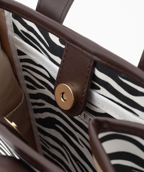 ANY（エニィ）の「キャンバススクエア トート（ショルダーバッグ・レディース・ブラック系5/ベージュ系5・F）」の6枚目の写真