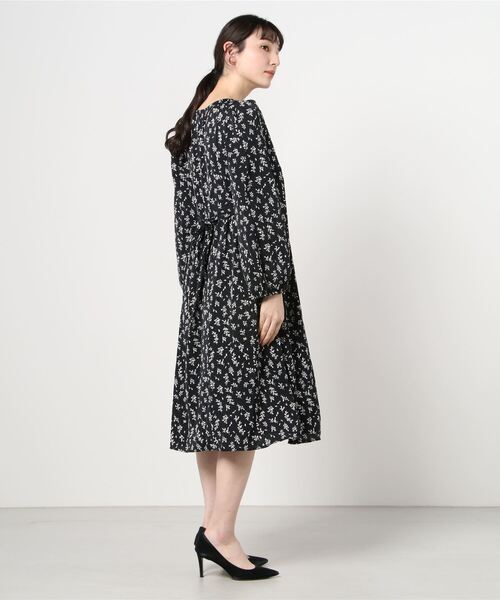 MAISON BREEZE（メゾンブリーズ）の「【MAISON BREEZE】クラシカル花柄Vネックワンピース　6252306（ワンピース・レディース・ブラック/ホワイト・FREE）」の12枚目の写真