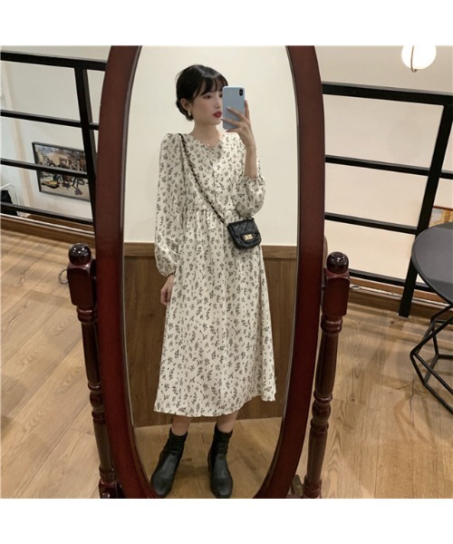 MAISON BREEZE（メゾンブリーズ）の「【MAISON BREEZE】クラシカル花柄Vネックワンピース　6252306（ワンピース・レディース・ブラック/ホワイト・FREE）」の6枚目の写真