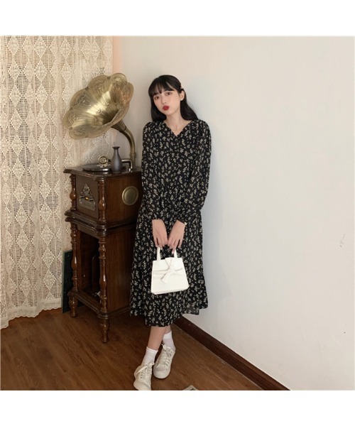 MAISON BREEZE（メゾンブリーズ）の「【MAISON BREEZE】クラシカル花柄Vネックワンピース　6252306（ワンピース・レディース・ブラック/ホワイト・FREE）」の3枚目の写真