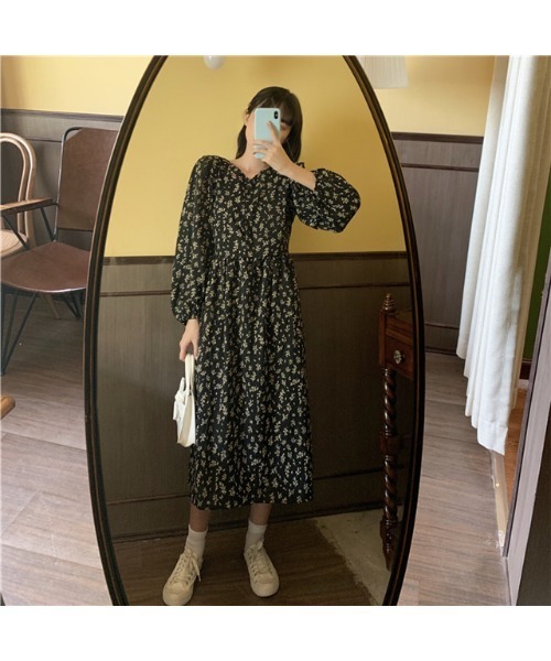 MAISON BREEZE（メゾンブリーズ）の「【MAISON BREEZE】クラシカル花柄Vネックワンピース　6252306（ワンピース・レディース・ブラック/ホワイト・FREE）」の4枚目の写真
