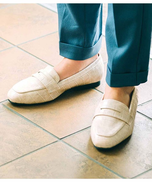Live in comfort（リブインコンフォート）の「リブ　イン　コンフォート　ゆったり履けてスッキリ見える　品のある型押し４Ｅローファー（ローファー・レディース・ブラック/アイボリー・1/2/4/6/3/5）」の2枚目の写真