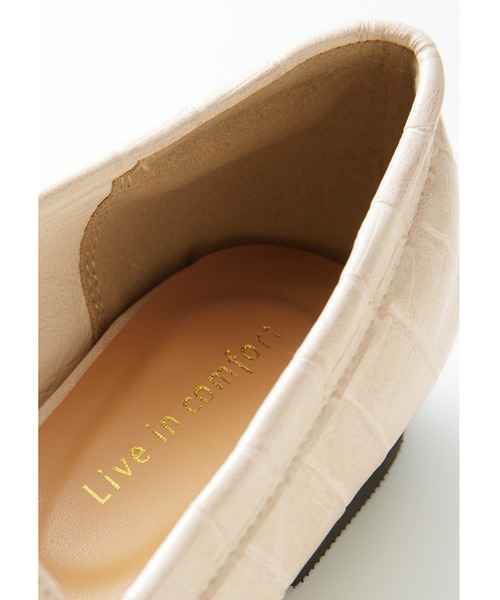 Live in comfort（リブインコンフォート）の「リブ　イン　コンフォート　ゆったり履けてスッキリ見える　品のある型押し４Ｅローファー（ローファー・レディース・ブラック/アイボリー・1/2/4/6/3/5）」の4枚目の写真