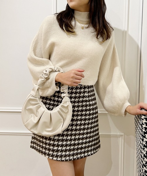 Loueme（ルエム）の「ギャザークロワッサンワンハンドルバッグ（ハンドバッグ・レディース・ホワイト/ブラック/サックスブルー・FREE）」の2枚目の写真